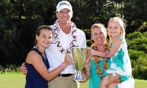 Steve Stricker ásamt Nicki eiginkonu sinni og dætrum eftir sigur á Hyundai Tournament of Champions 9. janúar í fyrra, 2012 