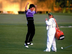 Larry Mize fagnar sigri á the Masters 1987.