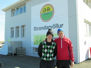 Ragnar Már Garðarsson (rechts) mit dem anderen aus seiner Gruppe, Daníel Hilmarsson. Die zwei hatten die ersten Absclagzeit um 6 Uhr 50 früh am Morgen. Foto: Golf 1