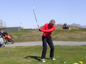 Anna Sólveig Snorradóttir slær upphafshögg sitt á   1. móti Unglingamóta-raðar Arion Banka upp á Skaga, þar sem hún varð í 2. sæti. Mynd: Golf 1