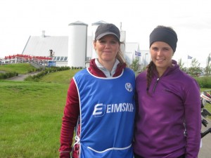 Sunna´s mom (right), Sigurlaug Skírnisdóttir is a skillful golfer - she was her daughter´s caddy when Sunna became Icelandic Champion in Stroke Play 2013. Photo: Golf 1