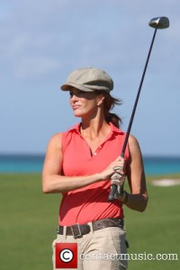 Angie Everhart í golfi á góðgerðarmóti Michael Douglas á Paradise Island.
