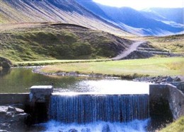 On the 7th fairway of Meðaldals golf course in Þingeyri in the western part of Iceland you´ll find a waterfall right on the golf course (which is a 9 hole one). Photo: BB