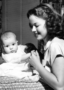 Ung móðir - Shirley Temple um tvítugt með fyrsta barn sitt - dótturina Lindu Susan