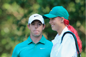 Rory og bleikhærða eiginkonuefnið Caroline Wozniacki á par-3 móti The Masters í gær