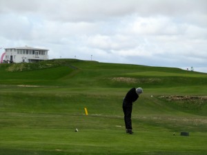 Andrea Ýr, GA, Íslandsmeistari í holukeppni í stelpuflokk, með lokadrævið á 18. braut Mynd: Golf 1