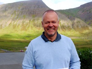 Ingvar Hreinsson - manager of the Golf Club of Siglufjörður (GKS) and behind him.... the majestic mountains of Siglufjröður. Photo: Golf 1