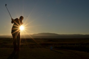 Golf spilað í miðnætursólinni á Íslandi að sumarlagi. Mynd: Í eigu Alastairs