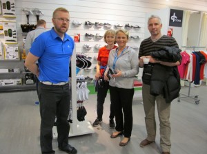 Geschäftsführer von der neuen Golfwaren Abteiling in Intersport in Kópavogur, Island - Guðjón Baldur Gunnarsson (links in blau) mit einigen die pünktlich um 11 Uhr am Samstag im Intersport waren um sich von den Angeboten verführen zu lassen