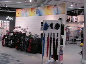 Golfregenschirme kann man u.A. jetzt in Intersport kaufen - Eine gut Idee sich einen zuzulegen wenn man in Island golfen will!!!