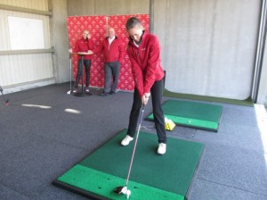 Saga Traustadóttir, GR, isländische Meisterin im Zählspiel der u. 14 Jährigen, schlug ein paar  schöne Schläge in Básar, Reykjavík, den 14. Maí 2013. Foto: Golf 1